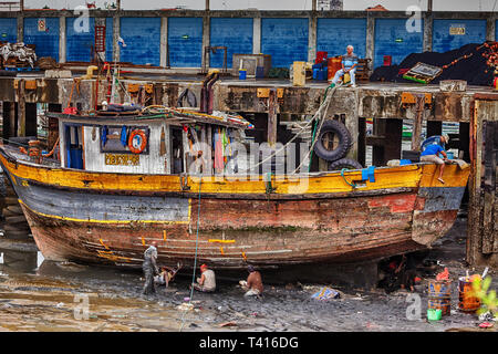 Panama City, Panama - November 06, 2016: Hafenarbeiter Reparatur ein Fischerboot im Hafen von Panama City. Stockfoto