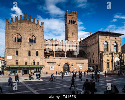 Palazzo Re Enzo und Torre dell'Arengo in Bologna, Italien. Der Palazzo Re Enzo erbaut zwischen 1244-1246 als Erweiterung des nahe gelegenen Palazzo del Podestà Stockfoto