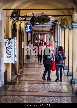 Bologna Kolonnaden - fast 40 km Arkaden und Kolonnaden Abdeckung des Stadtzentrums von Bologna in Italien. Stockfoto