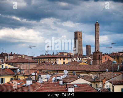 Bologna Skyline - Blick über die Dächer von Bologna im Zentrum von Bologna Italien gegenüber der Twin Towers, die garisenda Tower und der Asinelli Turm. Stockfoto