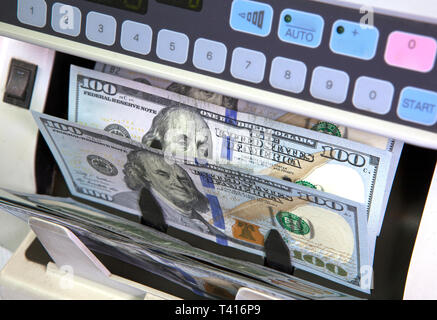 Elektronisches Geld counter Maschine zählt zählt die Amerikanische 100-Dollar (US-Dollar) Banknoten Stockfoto