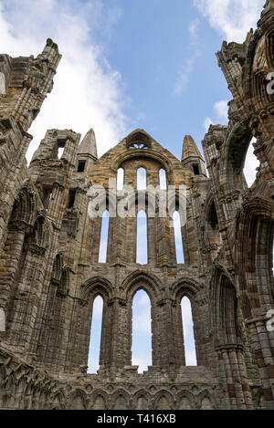 Die Ruinen von Whitby Abbey. Eine bekannte historische Stätte, an der Küste von North Yorkshire, England. Stockfoto