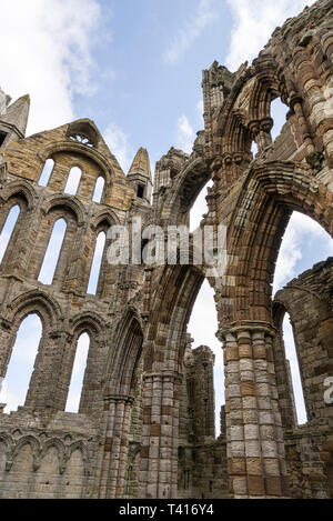 Die Ruinen von Whitby Abbey. Eine bekannte historische Stätte, an der Küste von North Yorkshire, England. Stockfoto