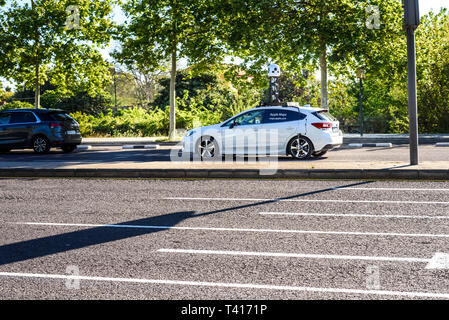 Valencia, Spanien - 9. April 2019: Apple Karten auto mapping Straßen, das Sammeln von Daten, die er in seine eigene Anwendung erstellen von 3-D-Karte anzeigen, um die ompet zu schlagen zu verwenden Stockfoto