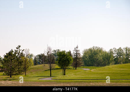 Ruhigen und kühlen Herbst morgen auf einem Golfplatz mit niemand heraus spielen Stockfoto