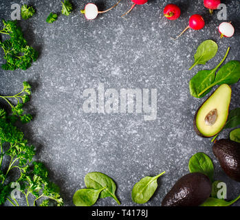 Frisches Obst, Gemüse und Kräutern auf einem Tisch aus Stein Stockfoto