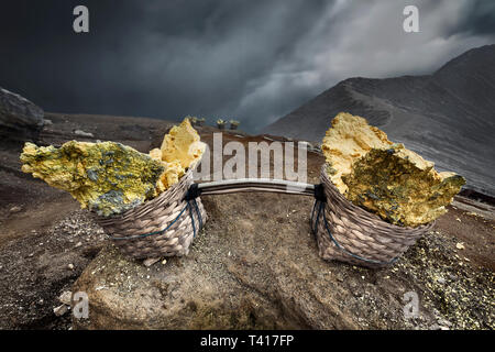 Körbe von Schwefel abgebaut, Mount ljen, Banyuwangi, Ost Java, Indonesien Stockfoto