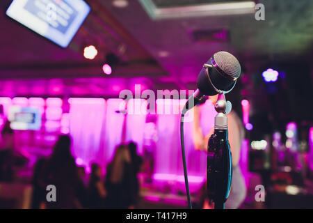 Retro Mikrofon gegen Blur buntes Licht in ein Pub und ein Restaurant. Stockfoto