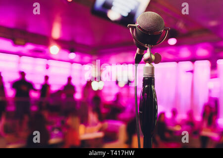 Retro Mikrofon gegen Blur buntes Licht in ein Pub und ein Restaurant. Stockfoto