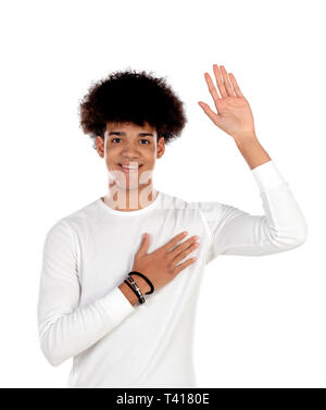 Stattliche afro Kerl mit seiner rechten Hand auf das Herz und die andere Hand Stockfoto