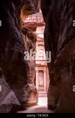 Blick auf die Treasury durch eine enge Schlucht, Petra, Jordanien