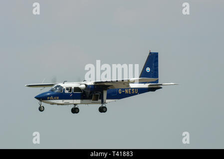 British Police Pilatus Britten-Norman Ltd BN2B-20 Islander Flugzeug fliegt bei der Royal International Air Tattoo, RAF Fairford, UK. G-NESU Stockfoto