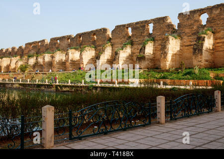 Heri es-Souani Wand mit großen strebepfeilern. Es war eine alte architektonische Meisterwerk und diente als Scheune und Stallungen. Meknes, Marokko. Stockfoto