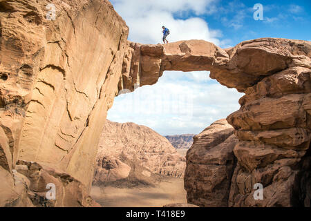 Menschen, die über eine Steinbrücke, Wadi Rum, Jordanien Stockfoto