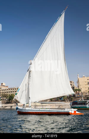Feluke Segeln auf dem Nil in der Nähe der Insel Elephantine, Assuan, Ägypten Stockfoto
