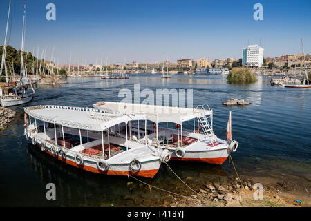 Flussschiffe verankert, die Insel Elephantine, Assuan, Ägypten Stockfoto