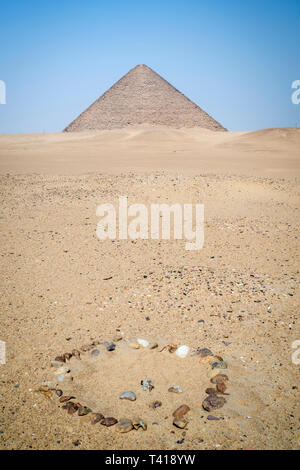 Kreis der Felsen vor der Roten Pyramide in Dahschur Nekropole in der Nähe von Kairo, Ägypten Stockfoto