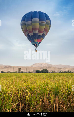 Heißluftballon fliegen über das Tal der Könige, Luxor, Ägypten Stockfoto