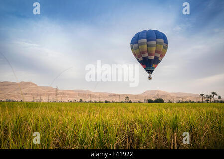 Heißluftballon fliegen über das Tal der Könige, Luxor, Ägypten Stockfoto