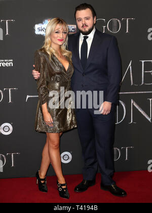 John Bradley (rechts) und Rebecca April Mai Teilnahme am Spiel der Throne Premiere, an der Waterfront Hall, Belfast statt. Stockfoto