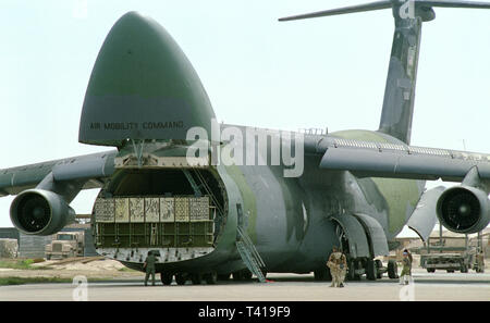 30. Oktober 1993 EIN Militärtransportjet der USAF Lockheed C-5 Galaxy des Air Mobility Command parkte am Flughafen Mogadishu, Somalia. Stockfoto