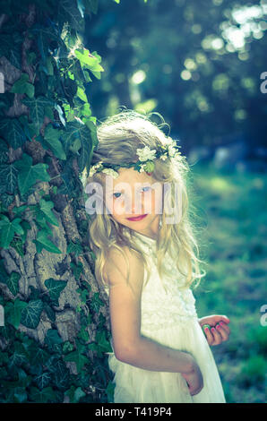 Blonde Mädchen im grünen Wald Stockfoto