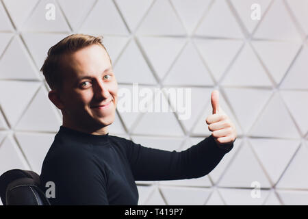 Weibliche Friseur die Haare trocknen Ihre männlichen Kunden in ihrem Friseursalon. Stockfoto