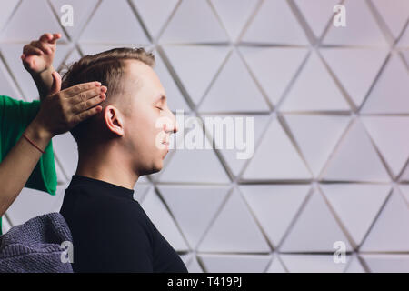 Weibliche Friseur die Haare trocknen Ihre männlichen Kunden in ihrem Friseursalon. Stockfoto