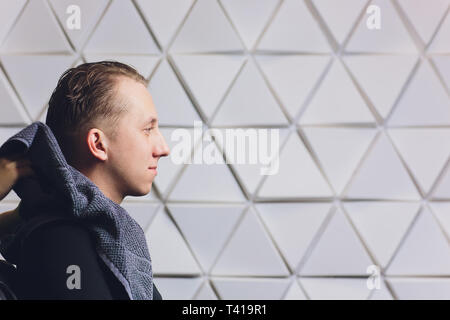 Junger Mann wäscht seinen Kopf in einen Friseursalon. Stockfoto