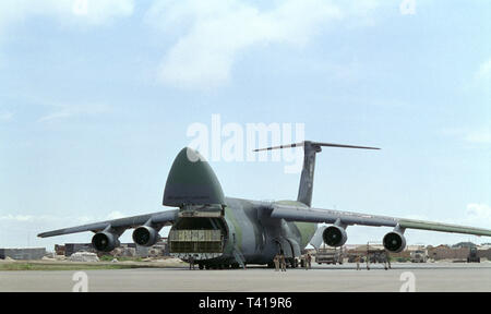 30. Oktober 1993 EIN Militärtransportjet der USAF Lockheed C-5 Galaxy des Air Mobility Command parkte am Flughafen Mogadishu, Somalia. Stockfoto