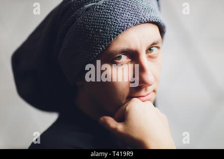 Junger Mann wäscht seinen Kopf in einen Friseursalon. Stockfoto
