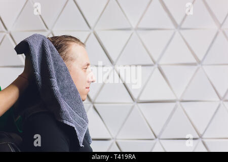 Junger Mann wäscht seinen Kopf in einen Friseursalon. Stockfoto