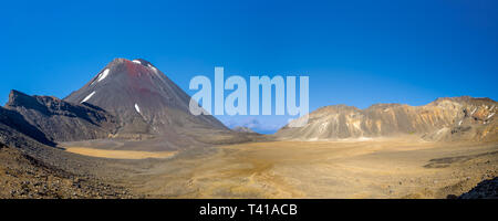 Panoramablick auf Mount Ngauruhoe (Mount Doom) im Tongariro National Park, Neuseeland Stockfoto