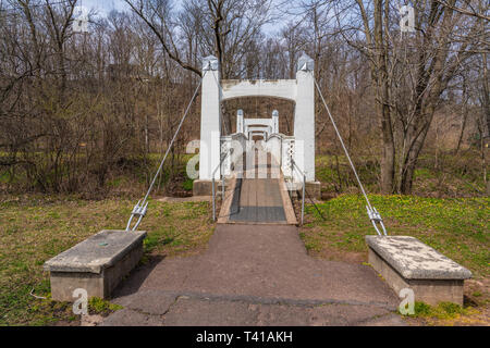 Draht Aufhängung Fuß weg Brücke im Jahr 1938 von der Works Progress Administration erbaut über dem Osten Zweig der Perkiomen Creek in Lenape Park in Perk Stockfoto