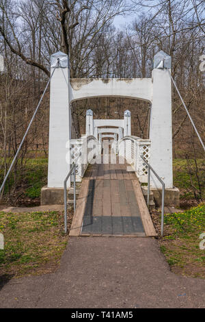 Draht Aufhängung Fuß weg Brücke im Jahr 1938 von der Works Progress Administration erbaut über dem Osten Zweig der Perkiomen Creek in Lenape Park in Perk Stockfoto