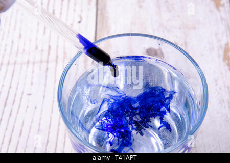 Blaue Tinte Drop in ein Glas Wasser Stockfoto