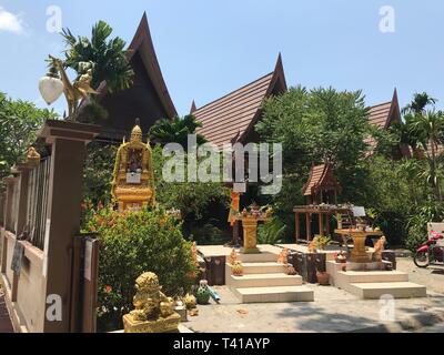 KO Chang, Thailand - 10 april, 2018: Die chinesischen buddhistischen Tempel auf der asiatischen Insel Stockfoto