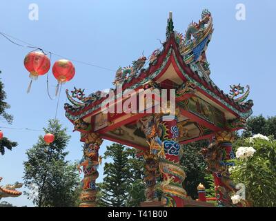 KO Chang, Thailand - 10 april, 2018: Die chinesischen buddhistischen Tempel auf der asiatischen Insel Stockfoto