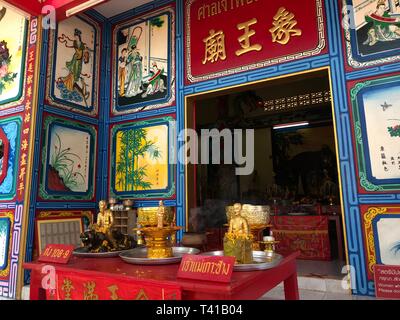 KO Chang, Thailand - 10 april, 2018: Die chinesischen buddhistischen Tempel auf der asiatischen Insel Stockfoto