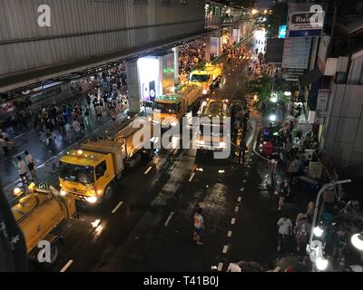 BANGKOK, THAILAND - 15 April, 2018: Songkran Neujahrsfest in der Nacht mit Wasser Waffen und eine Menge Leute Stockfoto