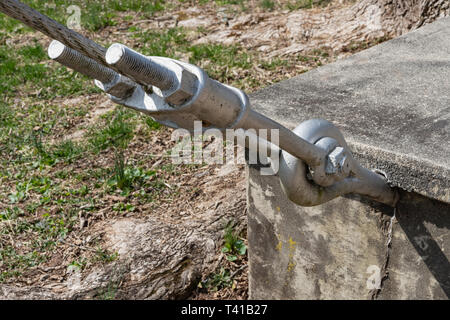 Suspension Bridge Schrauben und Kabel für Fußgängerweg Stockfoto