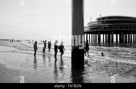 Low Angle View auf Pole einer Pier im Meer im Sommer in Scheveningen, Niederlande Stockfoto