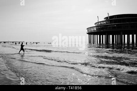 Low Angle View auf Pole einer Pier im Meer im Sommer in Scheveningen, Niederlande Stockfoto