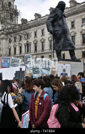 LONDON, VEREINIGTES KÖNIGREICH. 12. April 2019, Die 3 Studenten 4 Klima Streik bei Parliament Square im Zentrum von London. © Martin Foskett/Knelstrom Ltd. Stockfoto
