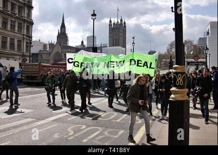 LONDON, VEREINIGTES KÖNIGREICH. 12. April 2019, Die 3 Studenten 4 Klima Streik bei Parliament Square im Zentrum von London. © Martin Foskett/Knelstrom Ltd. Stockfoto