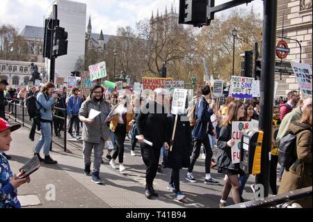 LONDON, VEREINIGTES KÖNIGREICH. 12. April 2019, Die 3 Studenten 4 Klima Streik bei Parliament Square im Zentrum von London. © Martin Foskett/Knelstrom Ltd. Stockfoto