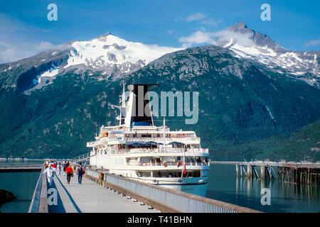 Alaska, Nordwest, Nord, 49th State, Alaska, Arktis, The Last Frontier, Skagway-Kreuzfahrt-Schiff, Passagierboot, Schiff, Boot, Transport, Hafen, Stadt Doc Stockfoto