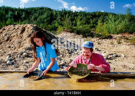 Alaska Alaskan Fairbanks Old Steese Highway, Familie Familien Eltern Eltern Kind Kinder, Vater Mädchen Tochter Schwenken Pfanne Gold Goldstream Creek dredg Stockfoto