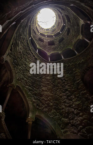 Einer der 'Einleitung' Brunnen oder Inverse Türme auf dem Gelände der Quinta da Regaleira in Sintra, Portugal Stockfoto