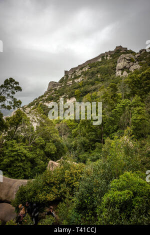 Die Maurische Burg oberhalb der Stadt Sintra in Portugal Stockfoto